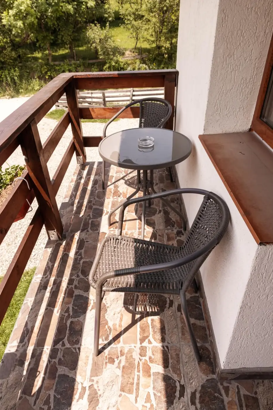 Balcon cu masă și scaune spre munte