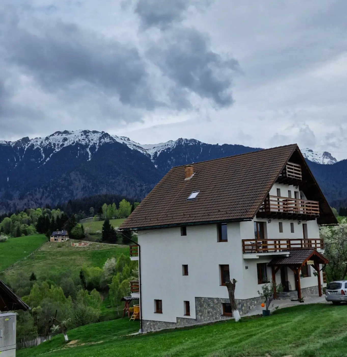 Casa Calea Haiducilor cu vârfurile Bucegilor înzăpezite
